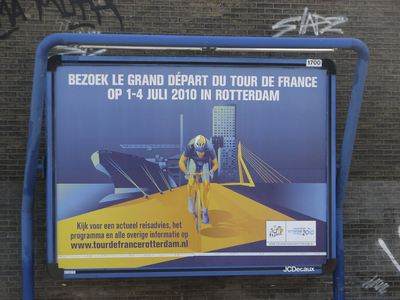 905323 Afbeelding van een grote reclameaffiche voor de start ('Le Grand Départ') van de Tour de France in Rotterdam, op ...